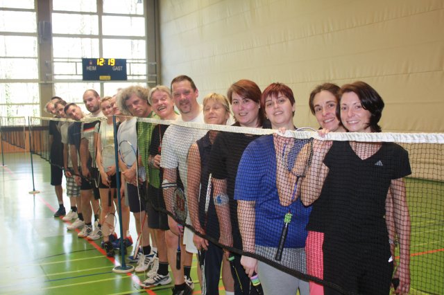 2010-badminton-schleifchenturnier_gruppenbild_am_netz