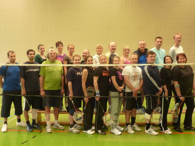 2011-badminton-schleifchenturnier_gruppenbild_am_netz